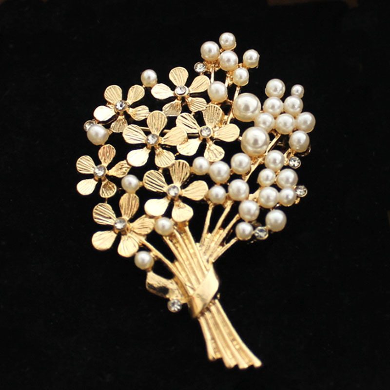 Suit Supply Wedding Party - Broche de perlas con ramo delicado