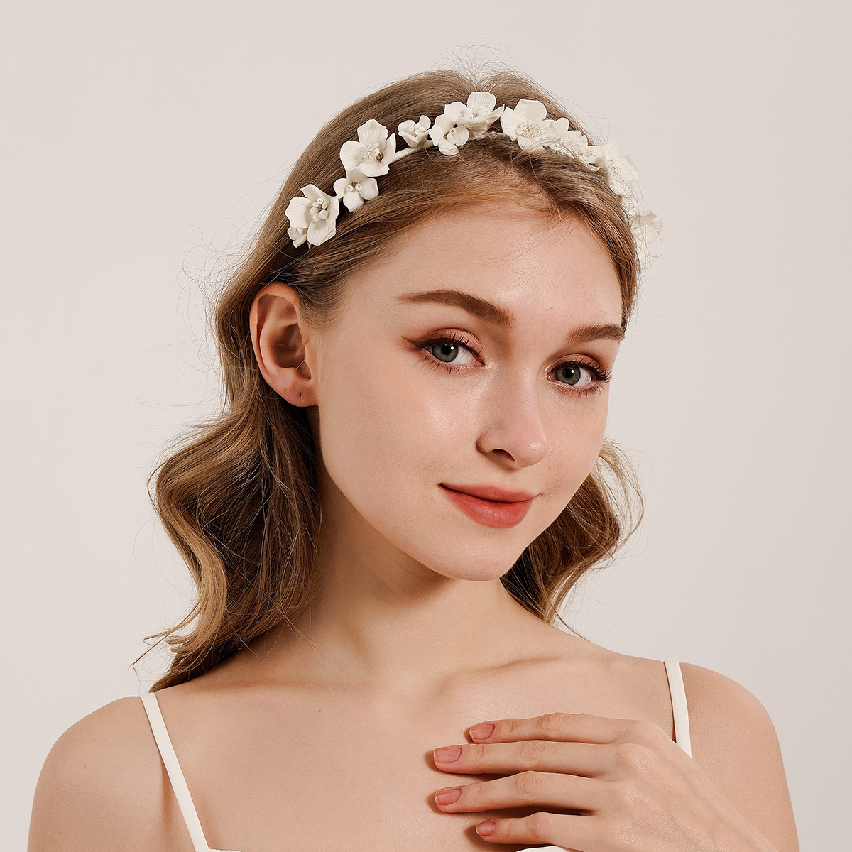 Wedding Supply Store - Efily novia flor blanca aro de
