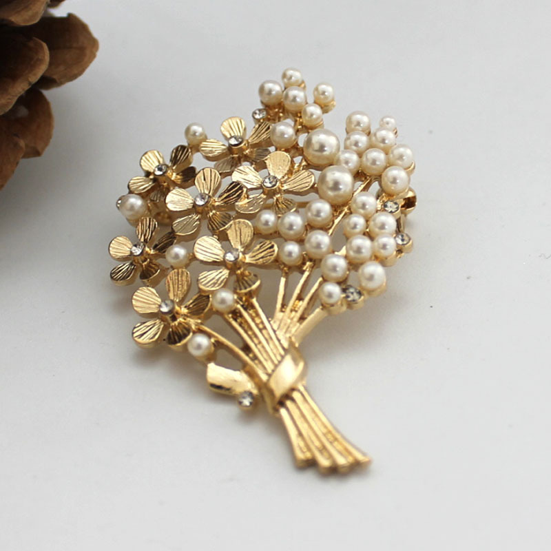 Broche de perlas con ramo deli - Suit Supply Wedding Party reseña y precio