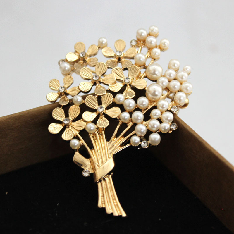 Broche de perlas con ramo deli - Suit Supply Wedding Party reseña y precio