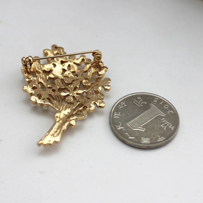 Broche de perlas con ramo deli - Suit Supply Wedding Party reseña y precio