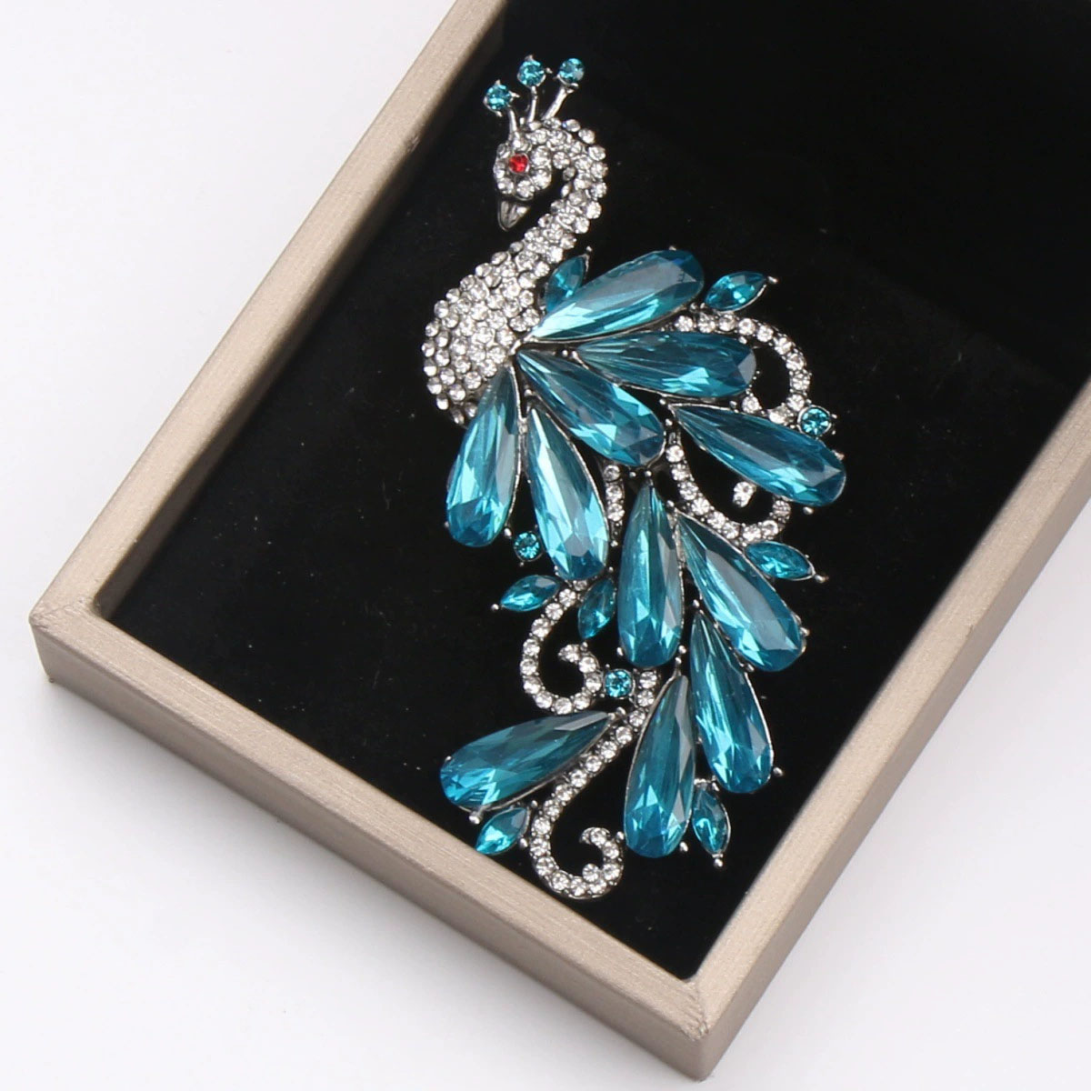 Broche de Lujo con Pedrería de - Suit Supply Wedding Party reseña y precio